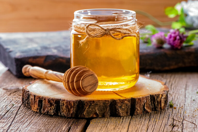 Clover Honey vs Wildflower Honey (Uses & Benefits)
